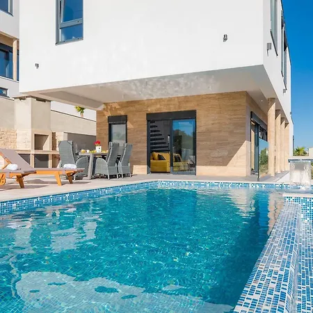 Luxury White Pearl With Pool Villa *