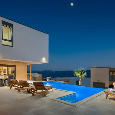 Luxury White Pearl With Pool Villa